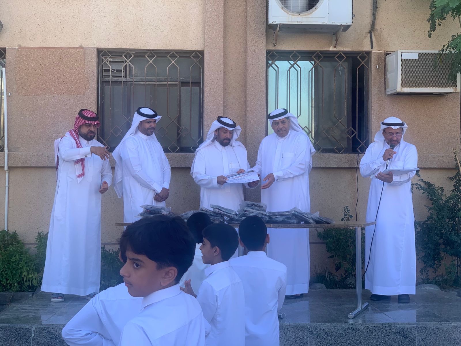 القارة الابتدائية بالأحساء تكرم 33 معلمًا صغير ًا