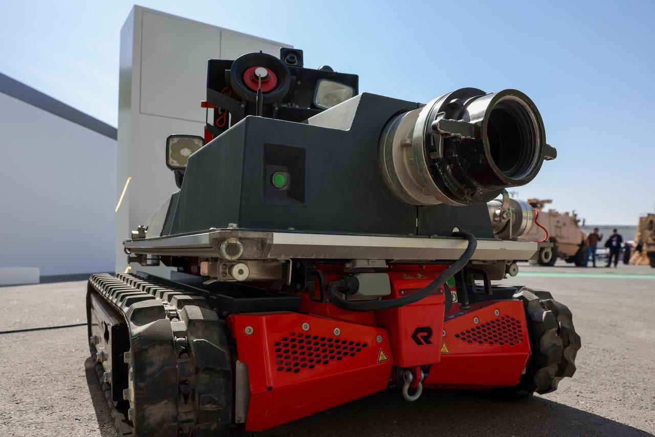 الدفاع المدني يستعرض