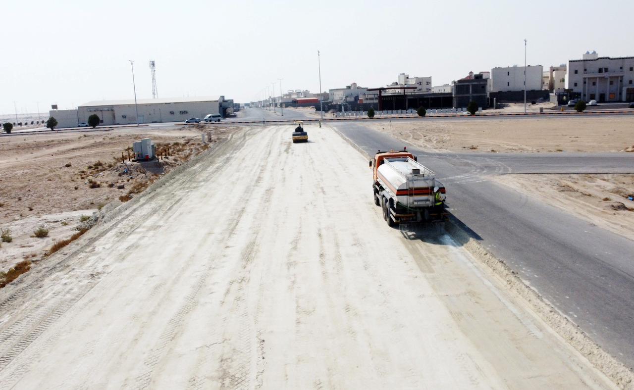 *إستكمال السفلته والأرصفة والإنارة بالنعيرية*