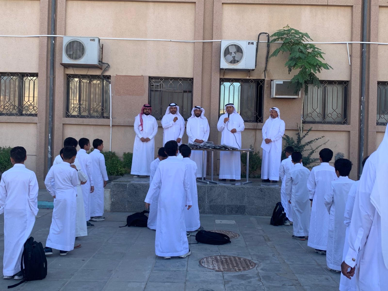 القارة الابتدائية بالأحساء تكرم 33 معلمًا صغير ًا