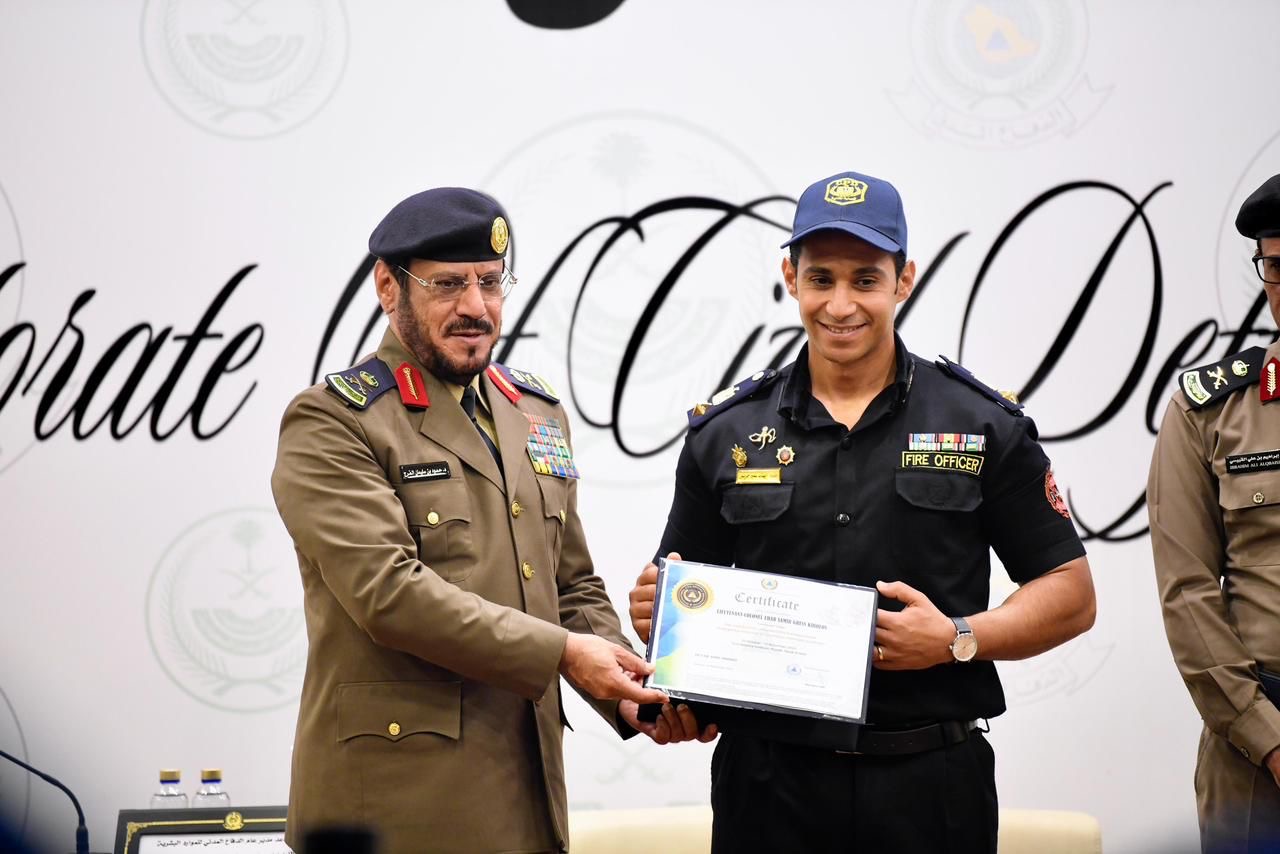 مدير عام الدفاع المدني المكلف يشهد حفل تخريج دورة الاستجابة الطارئة في حالات حوادث المواد الخطرة ..