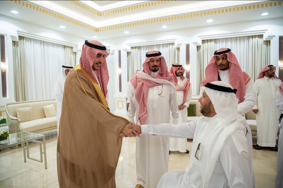 امير الجوف يستقبل المهنئين بالعيد من منسوبي الإمارة