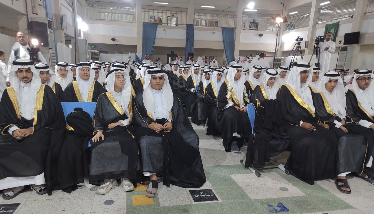 متوسطة الحديبية بالهفوف تحتفل بتخريج 135 طالبا