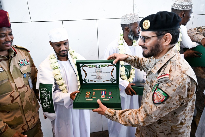 وصول (19) أسيراً من قوات التحالف إلى مطار الملك خالد الدولي بالرياض ظهر اليوم السبت