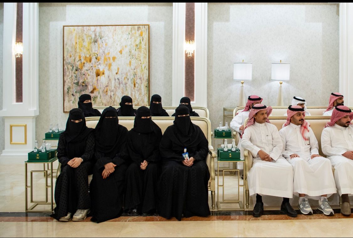 امير الجوف يستقبل المهنئين بالعيد من منسوبي الإمارة