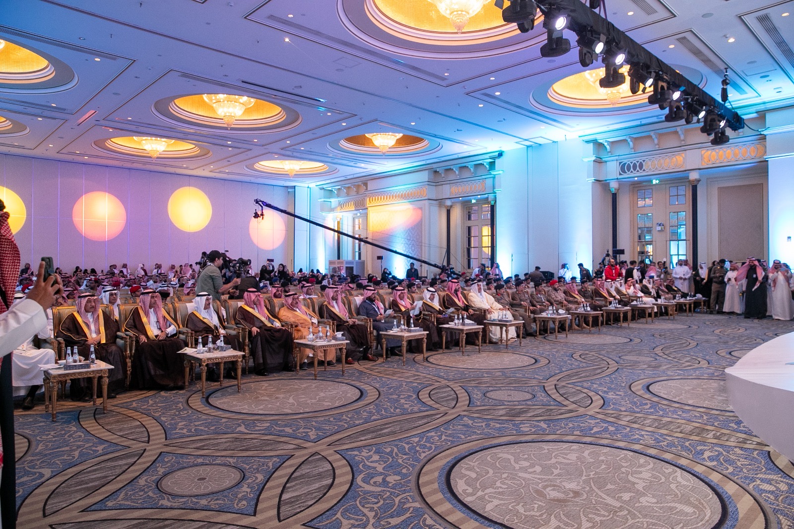 أمير المنطقة الشرقية يرعى حفل افتتاح الملتقى والمعرض الدولي السادس للسلامة المرورية .