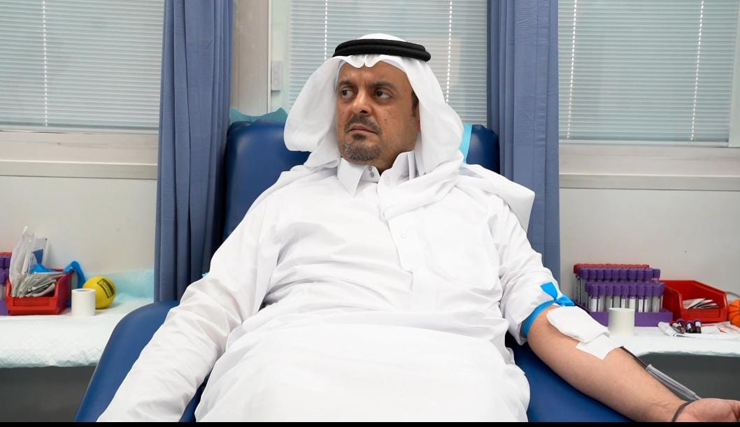 نائب أمير مكة يتبرع بالدم ويحث سكان المنطقة على التبرع 