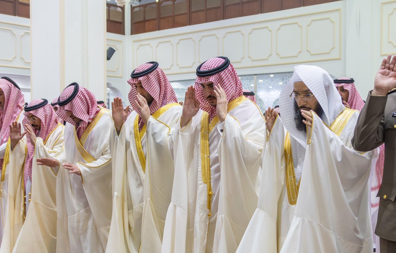 أمير الجوف ونائبه والمواطنين يؤدون صلاة العيد في مسجد خادم الحرمين بسكاكا