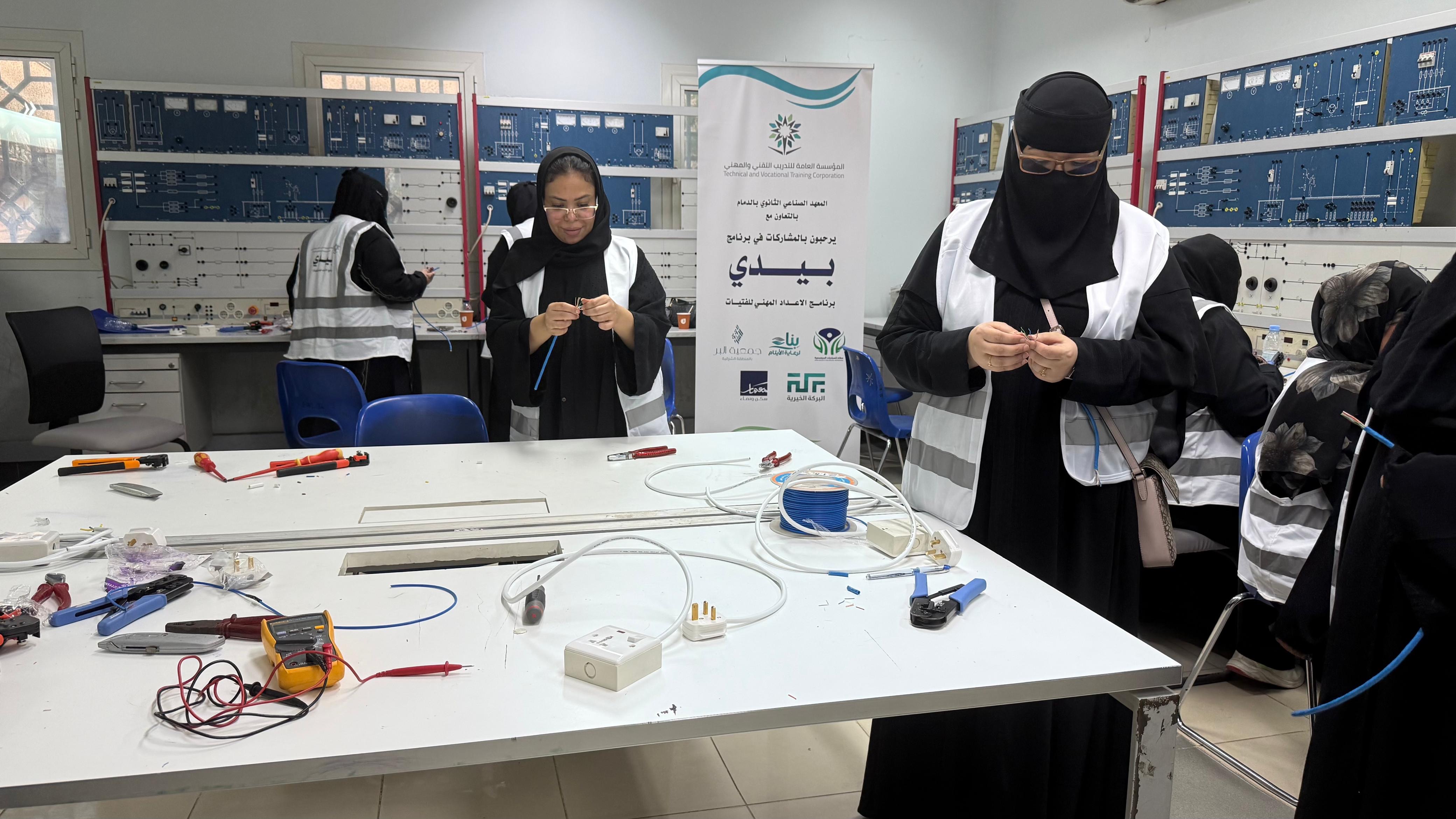 بالشراكة المجتمعية.. «صناعي الدمام» يؤهل 80 فتاة في مجالات تقنية ومهنية