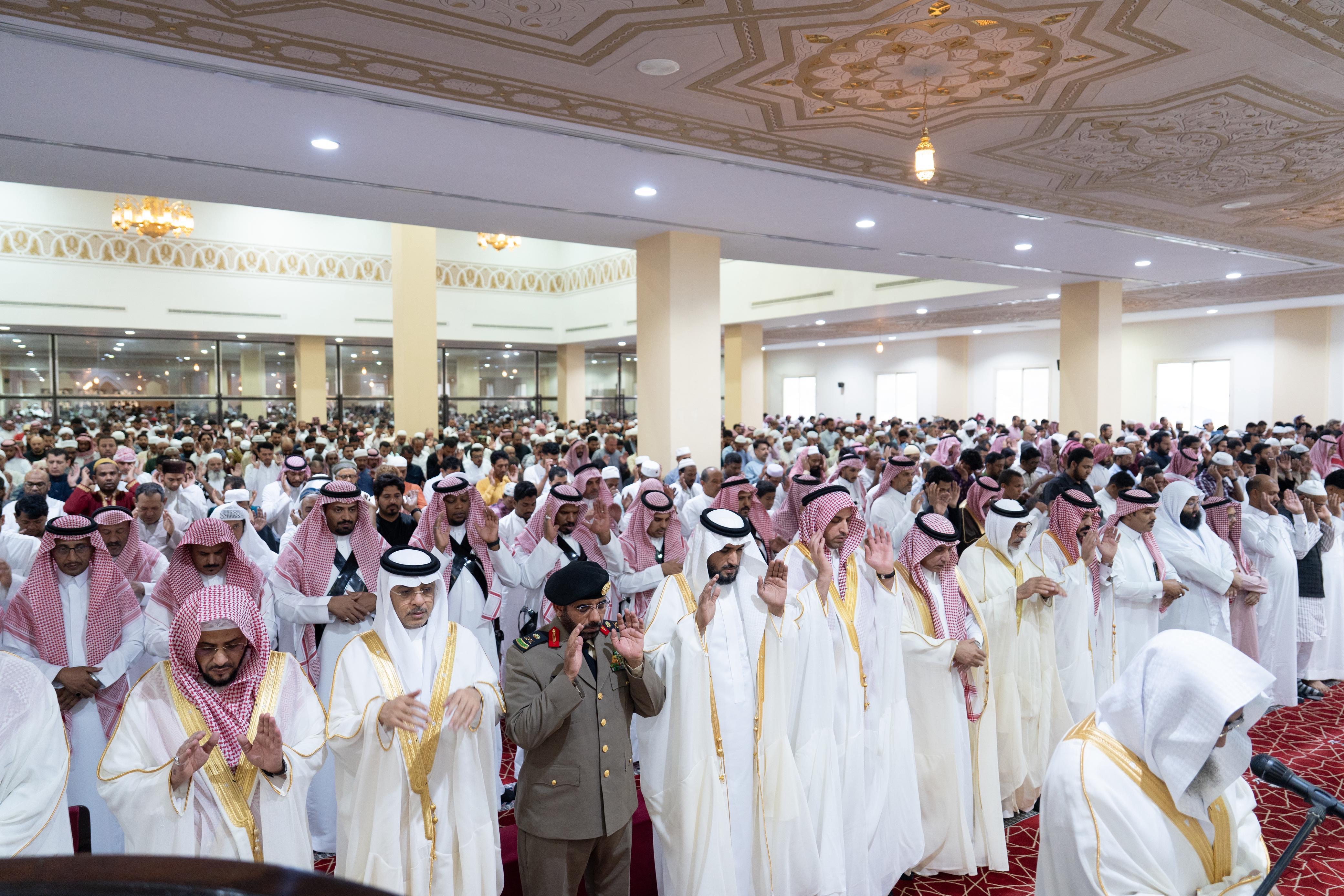 وكيل إمارة منطقة الباحة يؤدي صلاة عيد الأضحى المبارك مع جموع المصلين
