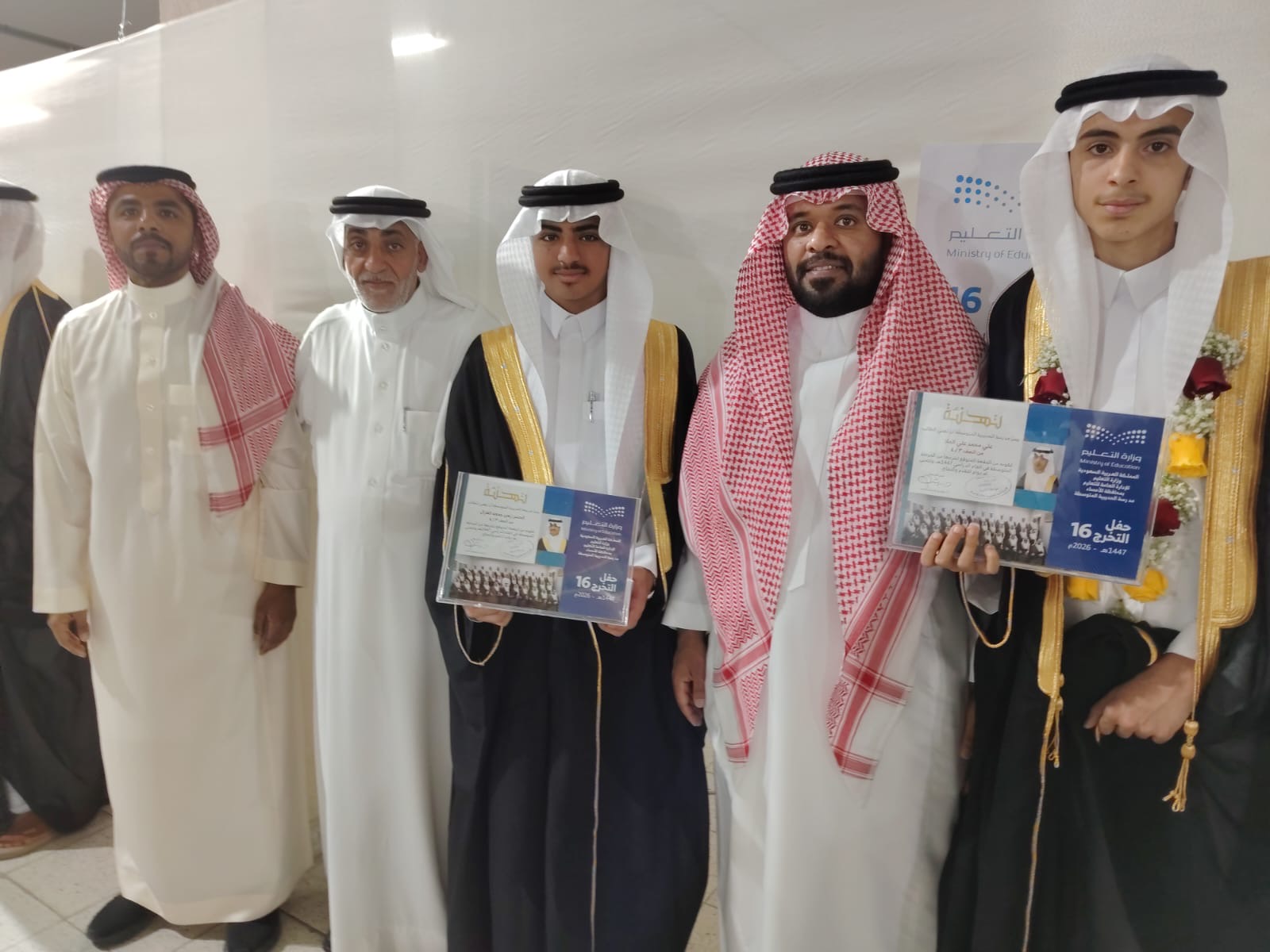 متوسطة الحديبية بالهفوف تحتفل بتخريج 135 طالبا