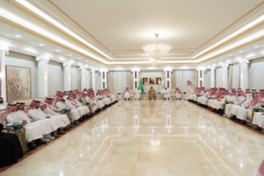 امير الجوف يستقبل المهنئين بالعيد من منسوبي الإمارة
