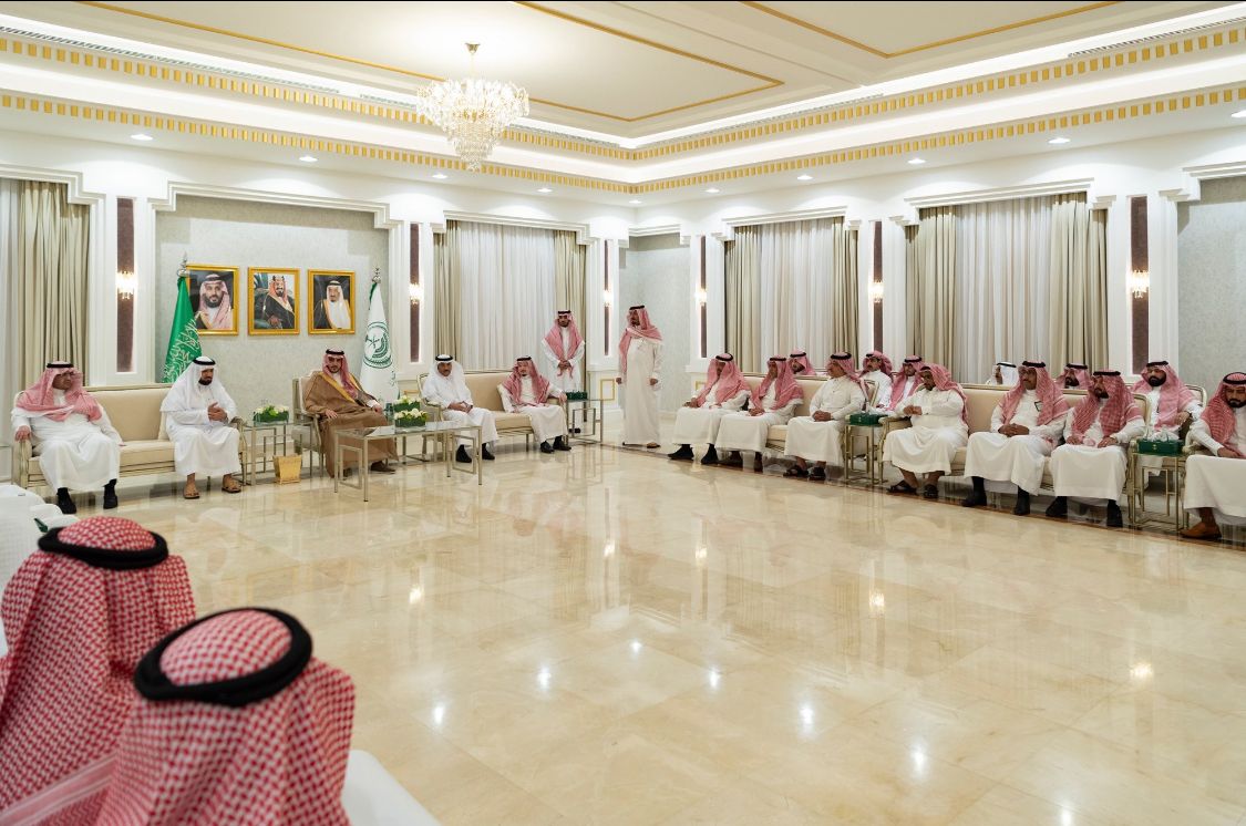 امير الجوف يستقبل المهنئين بالعيد من منسوبي الإمارة