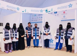 متطوعون الصحة في تجمع الرياض الصحي الأول يخدمون ضيوف الرحمن بالقدية