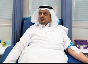 نائب أمير مكة يتبرع بالدم ويحث سكان المنطقة على التبرع 